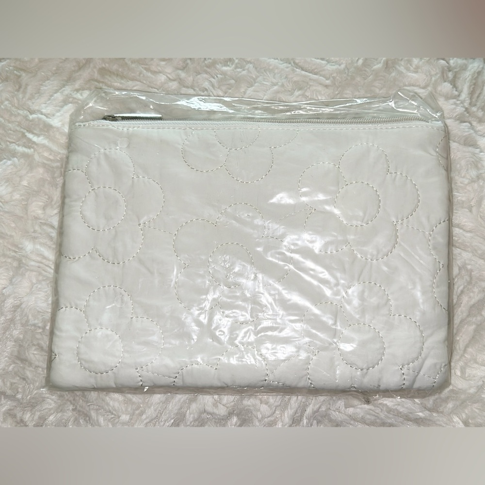 ⚡️PICK 3/$15 White Flower Stitched Zipper Cosmetics Bag Pouch daily essentials 🤍